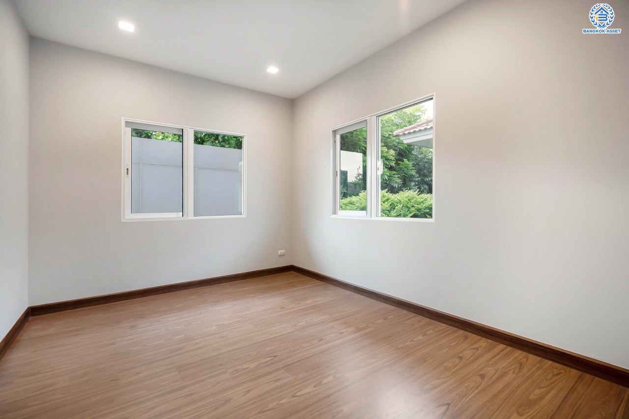 บ้านมือสองตกแต่งใหม่ โครงการ สราญสิริ ติวานนท์-แจ้งวัฒนะ2 หลังมุม เนื้อที่ 56.5 ตร.ว. ดีไซน์ตอบทุกไลฟ์สไตล์ ฟังก์ชัน 3 ห้องนอน 3 ห้องน้ำ จอดรถได้ 2 คัน Living ชั้นบนกว้างขวาง บนทำเลติดถนนใหญ่ เชื่อมต่อทุกเส้นทาง ใกล้จุดขึ้นทางด่วน "ศรีสมาน"